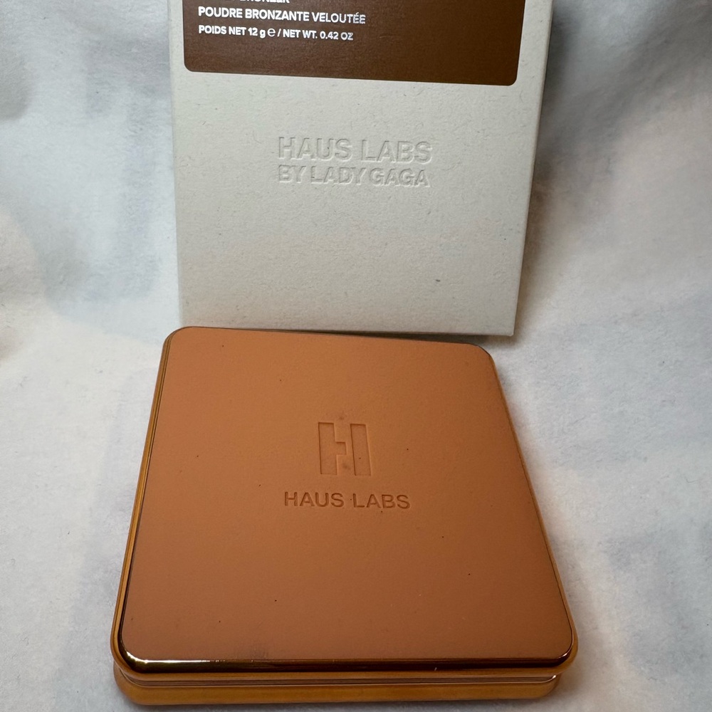 Haus Labs by Lady Gaga Power Sculpt Velvet Bronzer - Medium Level 8 - Picture 2 of 5